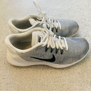 Nike Flex RN 2018 White and Black Sneakers - Size 8 Women